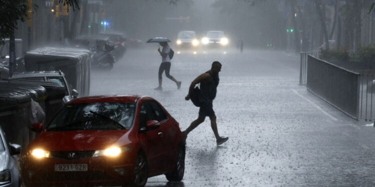 Zware regenval leidt tot schorsing treinen in Catalonië