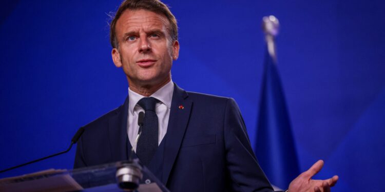 Vrijheid in gevaar: Macron’s dramatische waarschuwing in 1945