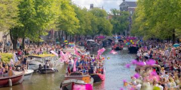 Start van Pride Week met grote demonstratie in Amsterdam.