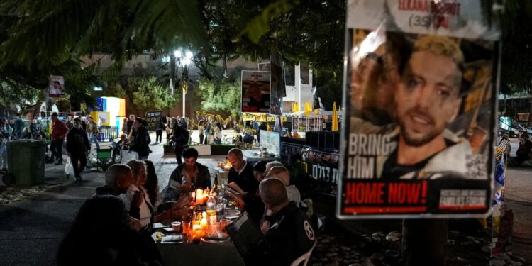 Trump bevrijdt Hamas en 10 andere gijzelaars