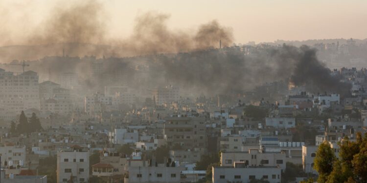 Israëlische kolonisten vallen Westelijke Jordaanoever aan volgens Deutsche Welle.