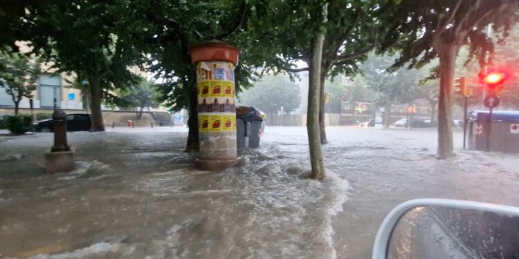 Overstromingen teisteren Catalonië door hevige regenval: 2 vermisten.