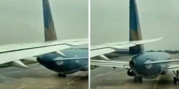 Boeing vliegtuig raakt staart van ander vliegtuig op groot vliegveld.