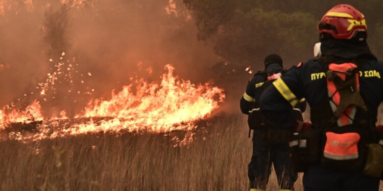 Brand verwoest kerk en huizen in Delvino, drie gewond