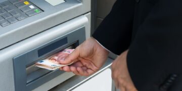 Geen dubbele tarieven bij pinautomaten van banken.