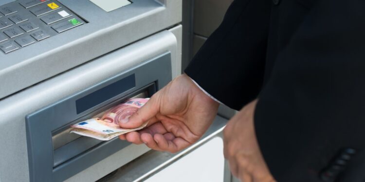 Geen dubbele tarieven bij pinautomaten van banken.