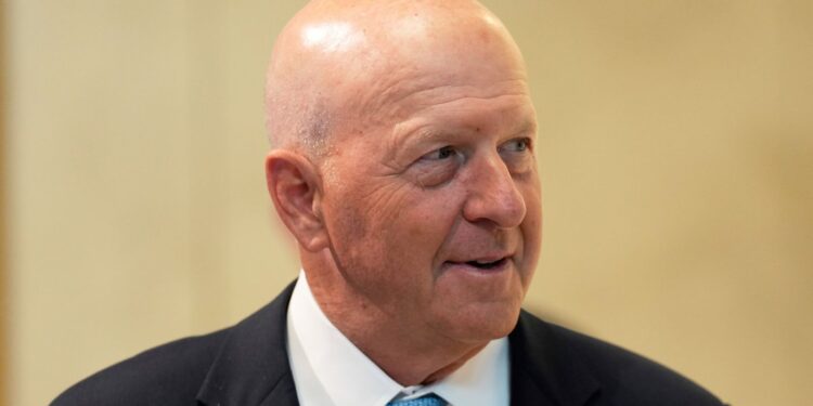 Goldman Sachs baas waarschuwt Reeves voor belastingen en regulering.