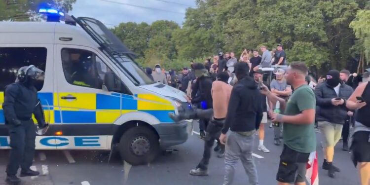 Essex Police weerlegt Farage’s beweringen over migrantenprotest in hotel.