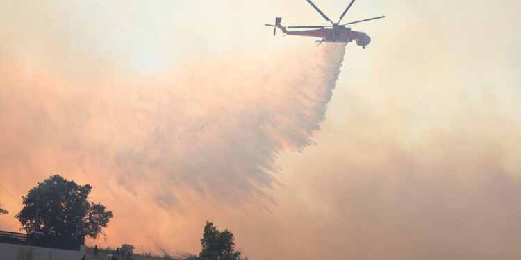 Brandweer bestrijdt bosbranden in Griekenland, Turkije en Albanië.