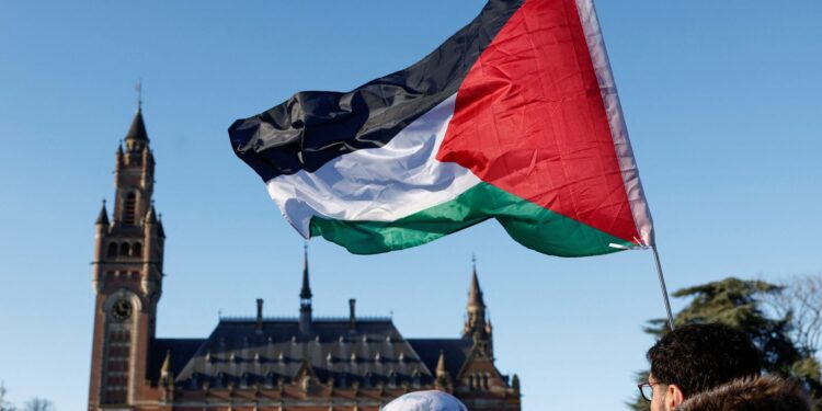 Minister verwerpt bewering dat erkenning van Palestina staat internationaal recht schendt.