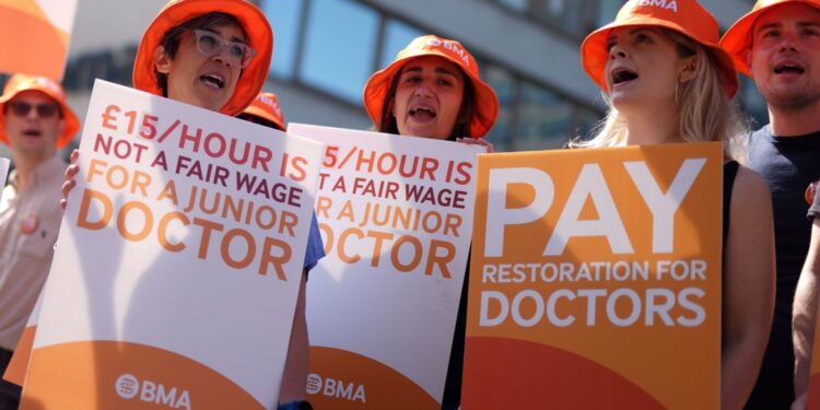 Conservatieven beloven doktersstakingen te verbieden – Kemi Badenoch bekritiseert ‘militante’ vakbond.