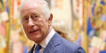 De robotkoning: ‘s werelds eerste schilderende robot portretteert Charles. Hoe goed is het?