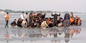 Asielzoekers bedreigd met dakloosheid bij weigering hotelverplaatsing.
