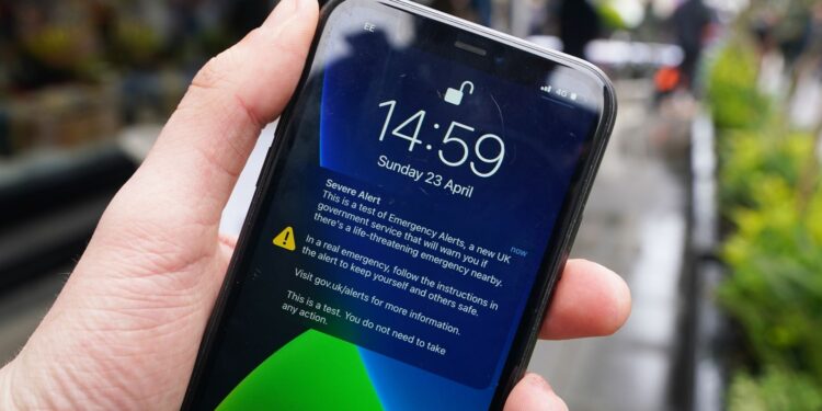 Elke mobiele telefoon ontvangt noodmelding: Wanneer en wat staat erin?