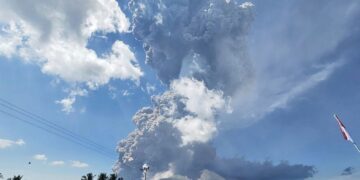 Vluchten geannuleerd en ademen pijnlijk door aswolk na uitbarsting Indonesische vulkaan