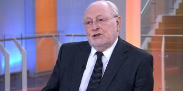 Lord Kinnock pleit voor vermogensbelasting ter ondersteuning van overheidstekorten