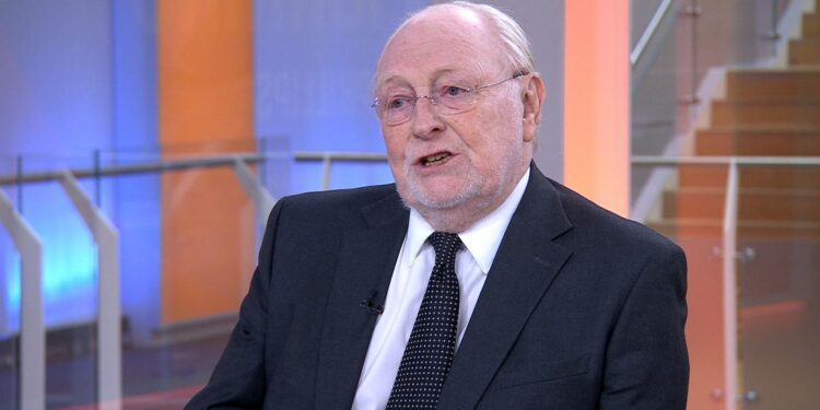 Lord Kinnock pleit voor vermogensbelasting ter ondersteuning van overheidstekorten