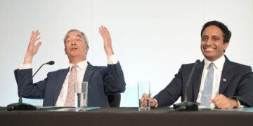 Nigel Farage minimaliseert antisemitische post over Robert Jenrick’s familie