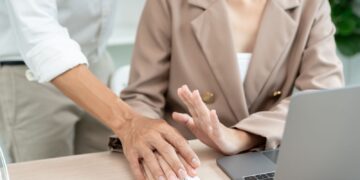 Verbod op zwijgcontracten die slachtoffers van misbruik het zwijgen opleggen