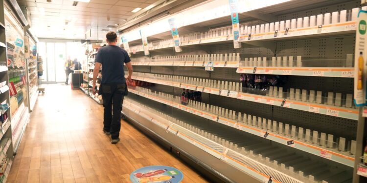 Vrouw en drie tieners gearresteerd voor cyberaanvallen op M&S, Co-op en Harrods.