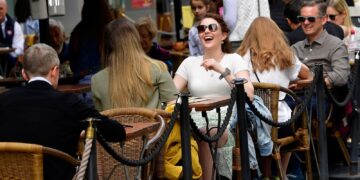 Overheid beschermt ‘terrasbiertjes’ en verruimt openingstijden voor cafés