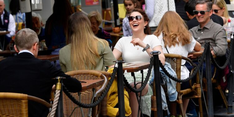 Overheid beschermt ‘terrasbiertjes’ en verruimt openingstijden voor cafés