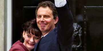 Tony Blair geadviseerd om duizenden euro’s terug te betalen voor designerkleding.