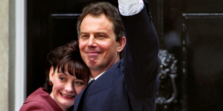 Tony Blair geadviseerd om duizenden euro’s terug te betalen voor designerkleding.