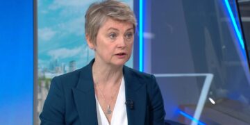 Frankrijk weigert aantal migranten terug te nemen, zegt Yvette Cooper