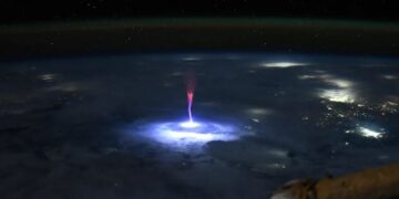Astronaut vangt zeldzame bliksem in adembenemende foto