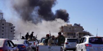 Syrische regeringstroepen vallen Suweida binnen: Israëlische luchtaanvallen en ernstige conflicten