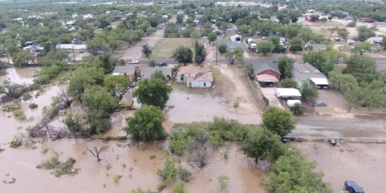 Reddingsoperaties voor 20+ meisjes in Texas overstromingen met helikopters, boten en drones