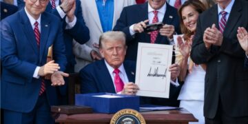 Trump ondertekent budgetwet tijdens 4 juli viering.