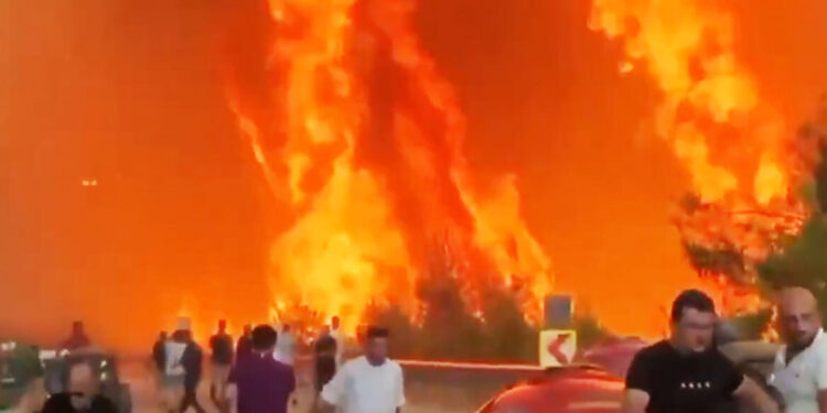 Destructieve branden dwingen evacuatie van Turkse nederzettingen met 3.600+ inwoners