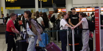 Chaos op Britse luchthavens: 120+ vluchten geannuleerd door technisch probleem
