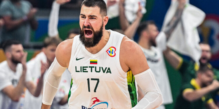 Kritiek op Έντι Τζόνσον για speeltijd bij de Νάγκετς en statistieken