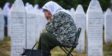 Dertig jaar na Srebrenica: Bosniërs eren slachtoffers van genocide