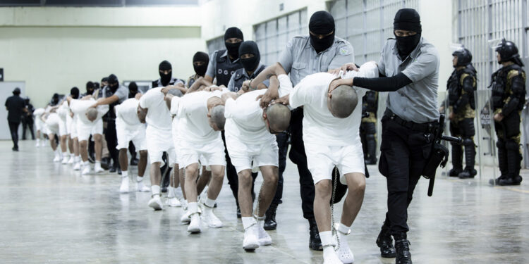 Horror en marteling in zonnige gevangenissen van El Salvador