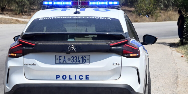 Vader en zoon vervolgd na horror-gastheer in Chania