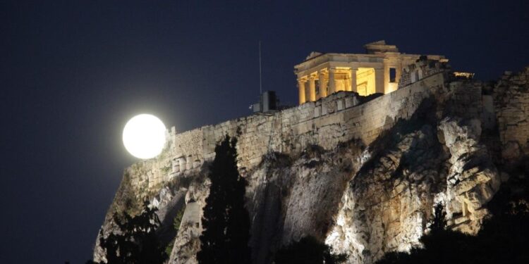 Betoverende volle maan van steur verandert het land