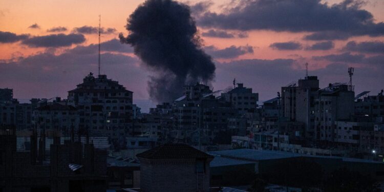 Ontvangst van het lijk van een gijzelaar in de strijdzone Gaza.