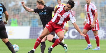 Napoli verslaat Olympiakos met 1-0 in vriendschappelijke wedstrijd in Italië