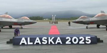 Live beeld van vliegveld waar Trump en Poetin zullen landen in Alaska