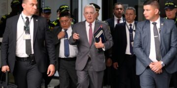 Voormalig president Alvaro Uribe veroordeeld tot 12 jaar huisarrest.