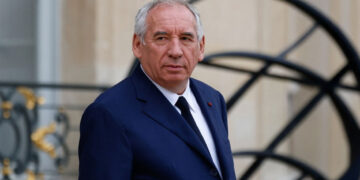 Politici reageren op afwezigheid Bayrou tijdens vakantieperiode