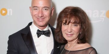 Tragisch verlies: Jeff Bezos’ moeder sterft door open haard.