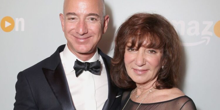 Tragisch verlies: Jeff Bezos’ moeder sterft door open haard.