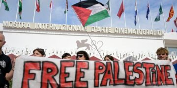 Demonstranten onthullen banners tijdens Filmfestival van Venetië