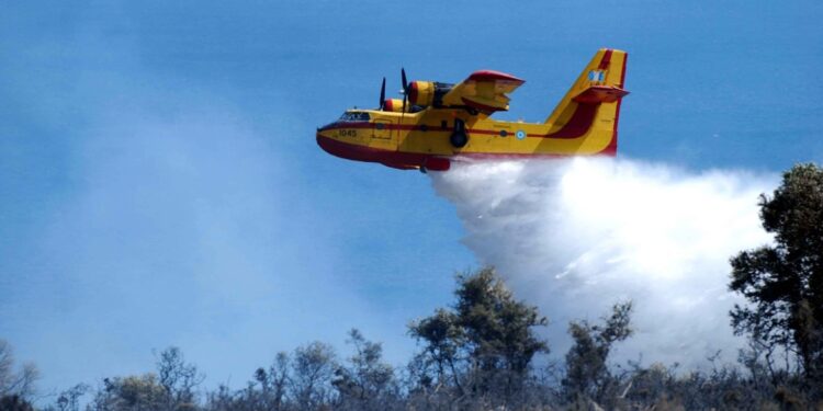 Griekenland stuurt Canadairs naar Spanje en Portugal voor brandbestrijding.