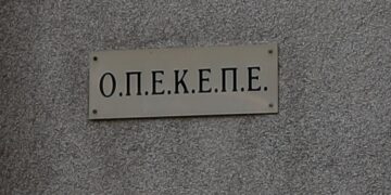 Hoge leidinggevenden vragen gegevens bij Opekepe hoofdkantoor